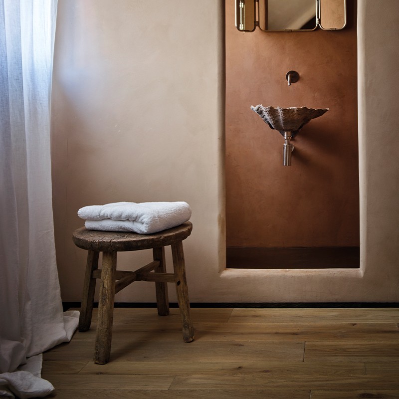 Plancher Martele Chene Massif Moliere - 20x180x600-2200 - choix rustique - vue ambiance - carresol Plancher Martele Chene Massif Moliere - 20x180x600-2200 - choix rustique - vue ambiance - carresol