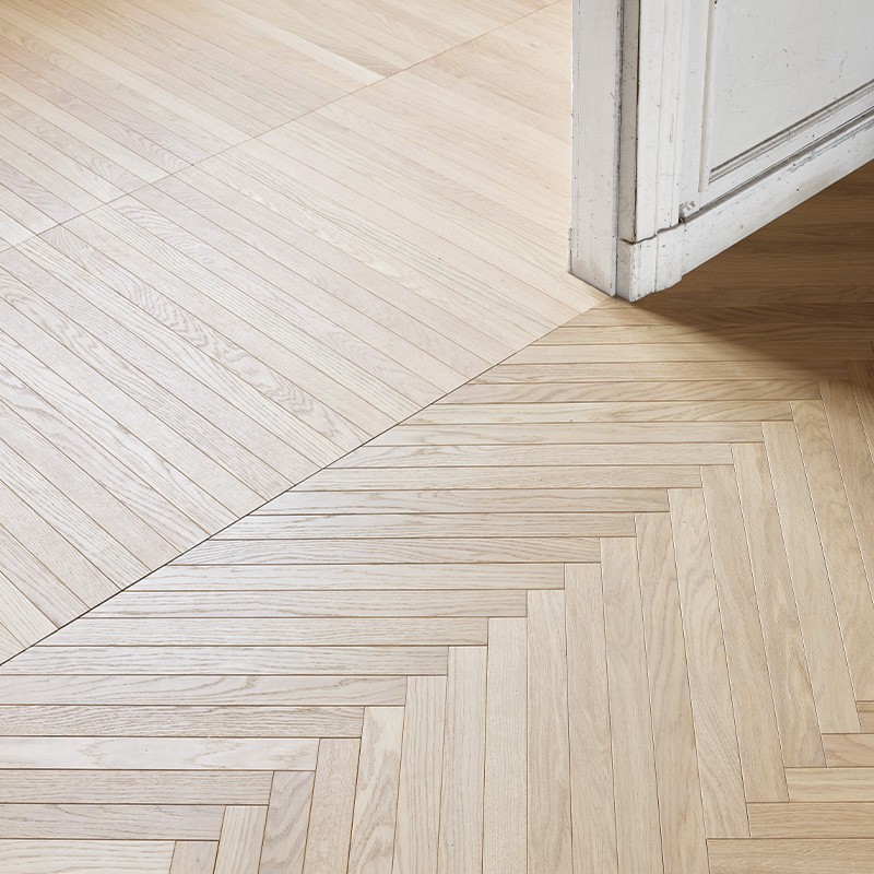 Parquet Chêne Semi-Massif Chevron Naturalizzato - 600 mm - Shooting 2022 Parquet Chêne Semi-Massif Chevron Naturalizzato - 600 mm - Shooting 2022