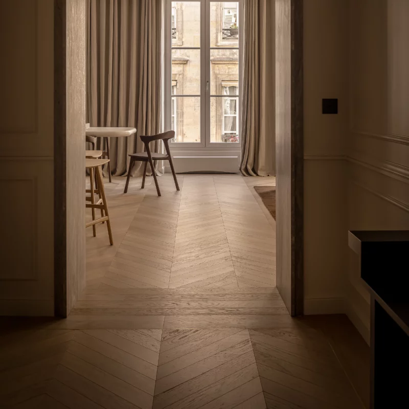 Point de Hongrie Chêne Contrecollé Minéral, réalisation contemporaine dans un salon salle à manger minimaliste. Realisation 01