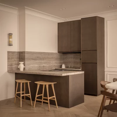 Point de Hongrie Chêne Contrecollé Minéral, réalisation contemporaine dans un salon salle à manger minimaliste. Realisation 04