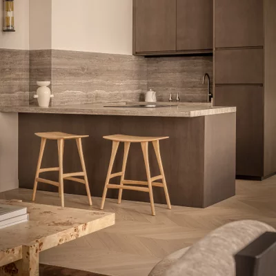 Point de Hongrie Chêne Contrecollé Minéral, réalisation contemporaine dans un salon salle à manger minimaliste. Realisation 03