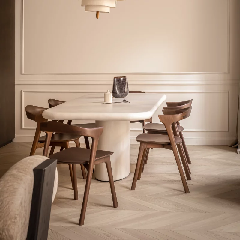 Point de Hongrie Chêne Contrecollé Minéral, réalisation contemporaine dans un salon salle à manger minimaliste. Realisation 04