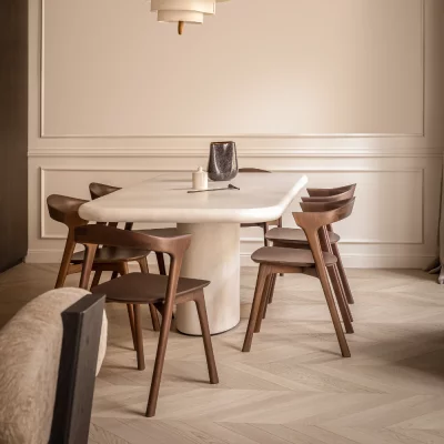 Point de Hongrie Chêne Contrecollé Minéral, réalisation contemporaine dans un salon salle à manger minimaliste. Realisation 04